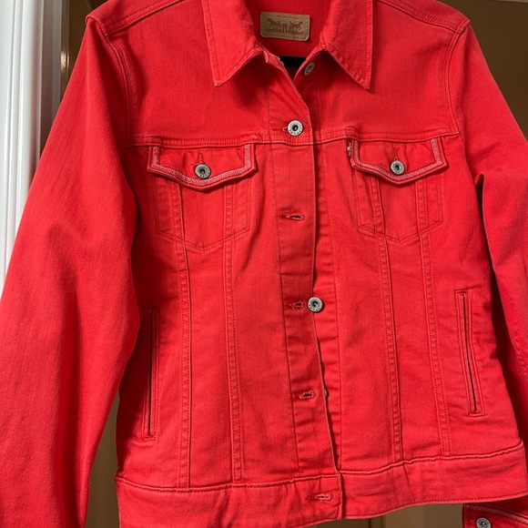 Levi's Red Jean Jacket Classic Denim Style - Picture 3 of 5